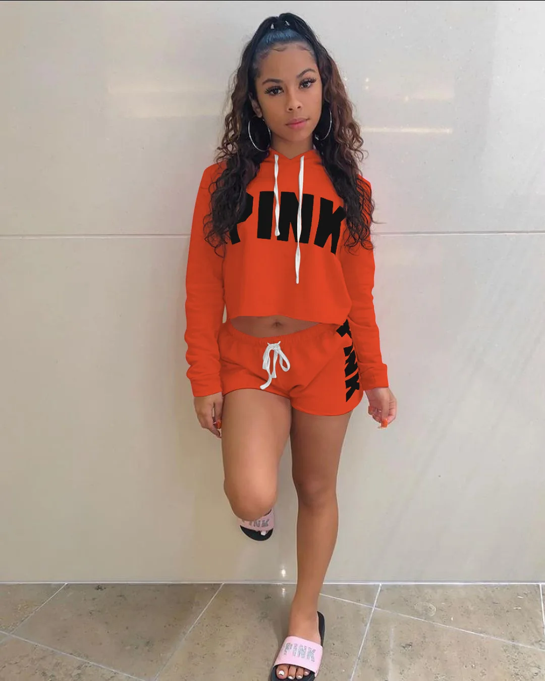 Женский спортивный костюм летний комплект из двух предметов укороченный топ и