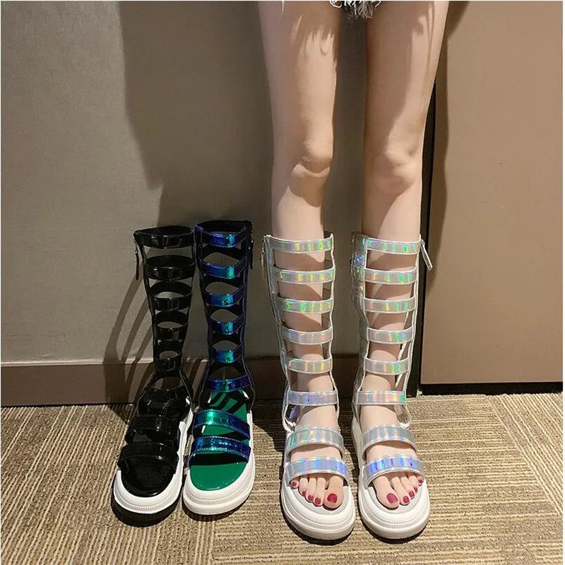 Новинка лета 2019 яркие ажурные сапоги с лазерной лицевой поверхностью высокие
