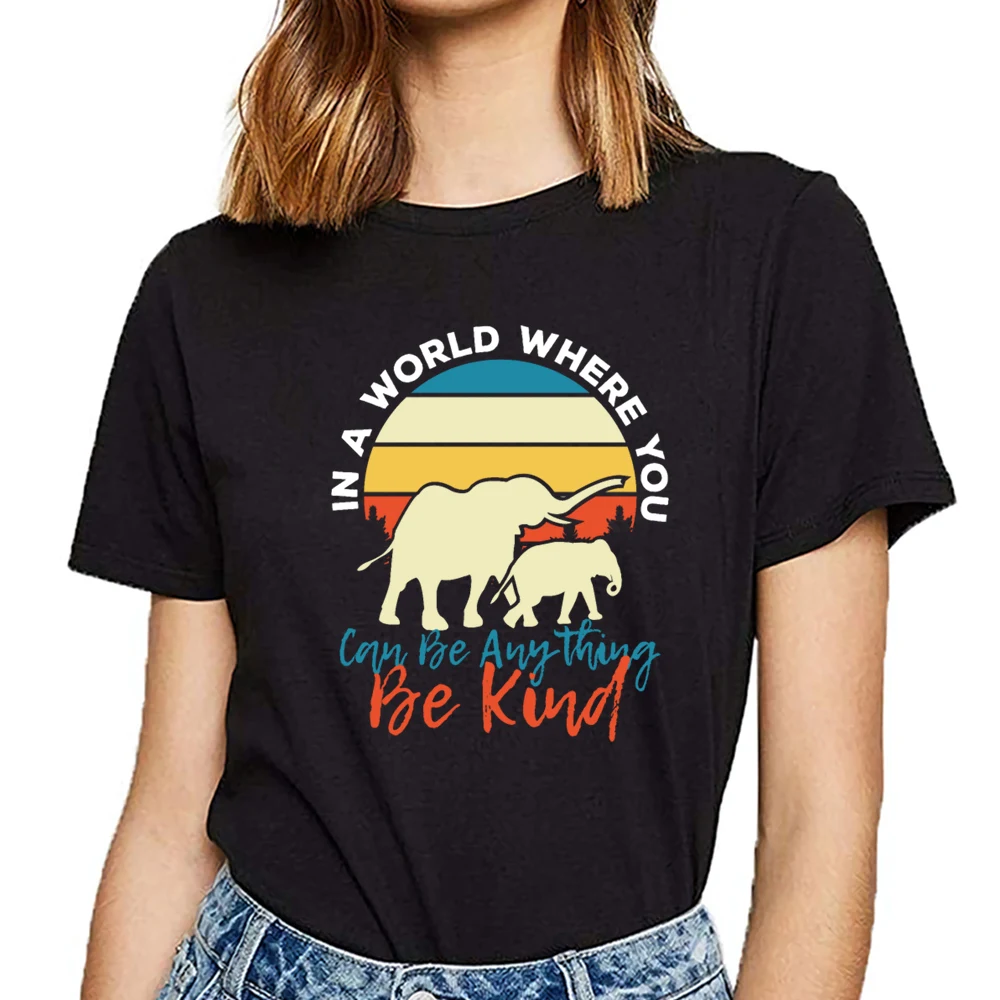 

Женская футболка с круглым вырезом и винтажным принтом