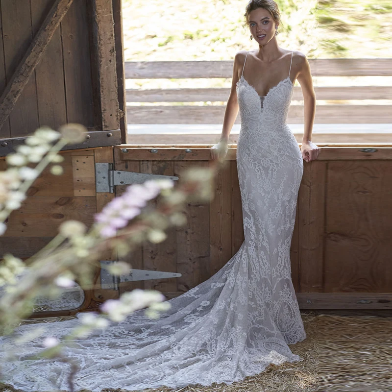 

Платье свадебное кружевное с V-образным вырезом и цветочной аппликацией