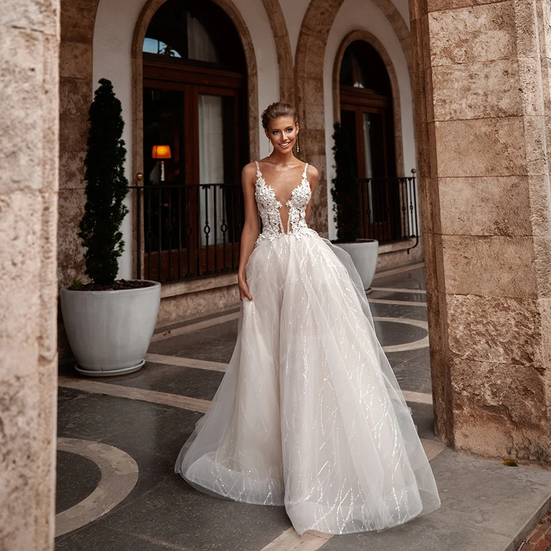 

2022 Boho Wedding Dress Sexy A-Line Sheer V Neck Sleeveless Lace Appliques Floor Length Sweep Train Formal Bride Gowns