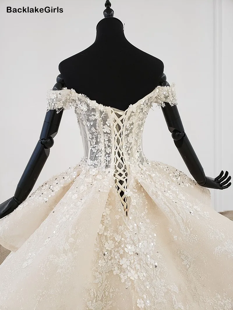 Свадебное платье в богемном стиле с объемным цветком бохо открытыми плечами