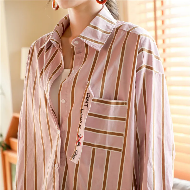 Женская блузка с буквенным принтом Cheerart розовая Свободная рубашка в полоску