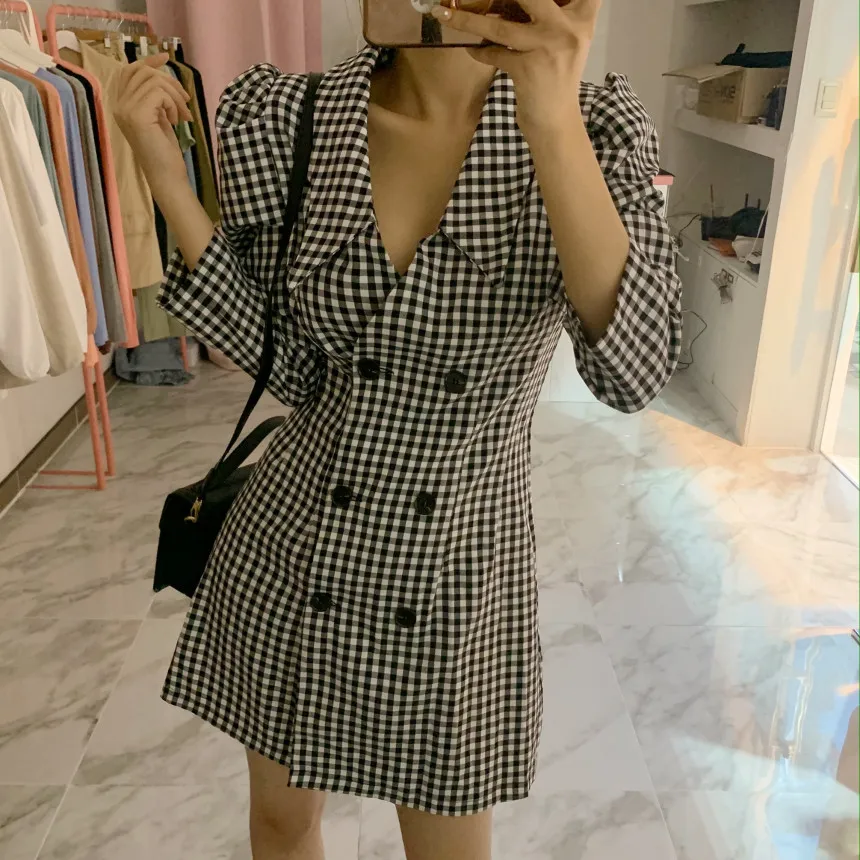 

Женское двубортное платье-поло в черно-белую клетку, с пышными рукавами и воротником-стойкой