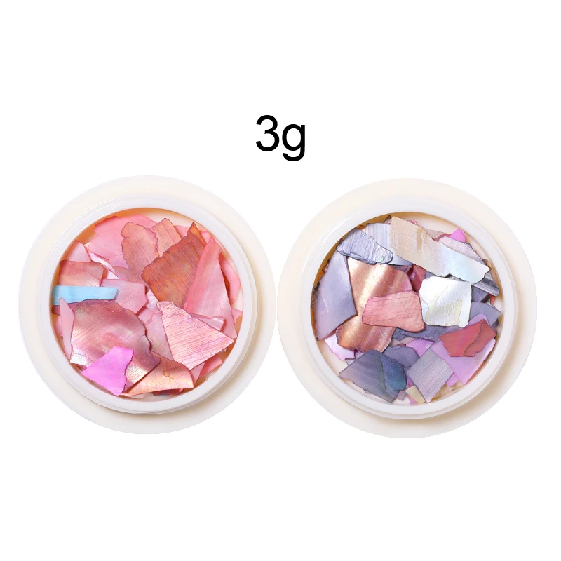 Кусочки ракушек неправильной формы разных размеров в коробке для дизайна ногтей из искусственных трехмерных декораций.