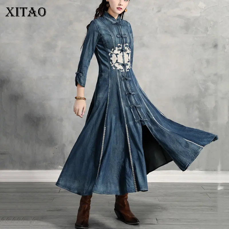 

XITAO китайское джинсовое платье Cheongsam 2021 осеннее Новое винтажное тонкое платье с воротником-стойкой и вышивкой длинное женское платье в кита...
