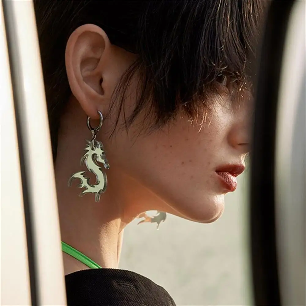 

Fashion Darts Hoop Flame Pattern Earrings Cool Shiny Silver Color Dragon Totem Acrylic Mirror Surface Earrings Unisex Jewelry