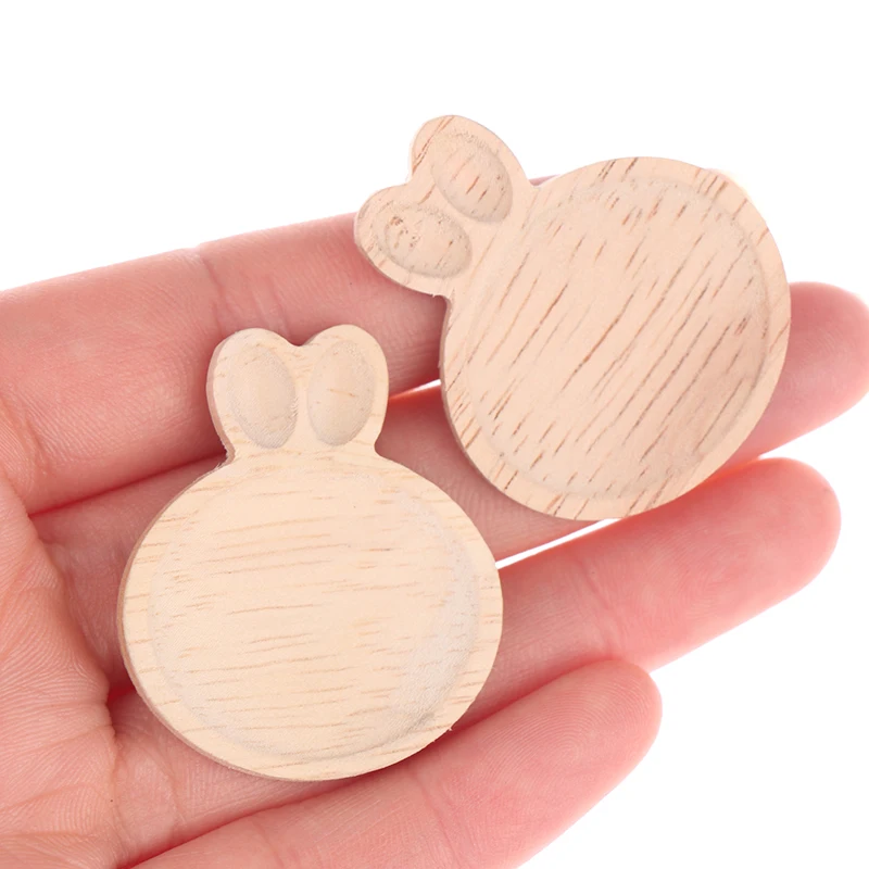 

1Pcs 1:12 Dollhouse Miniature Wooden Rabbit Shape Plate Simulation Tray Model for Doll House Decoration 3.3*3.9cm