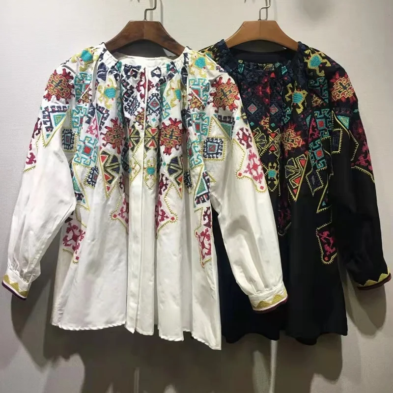 Блузка женская хлопковая с вышивкой и длинным рукавом свободного покроя |