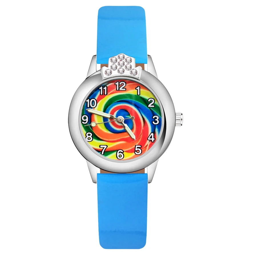 С яркими рисунками из мультфильма про динозавров леденец на палочке с украшением