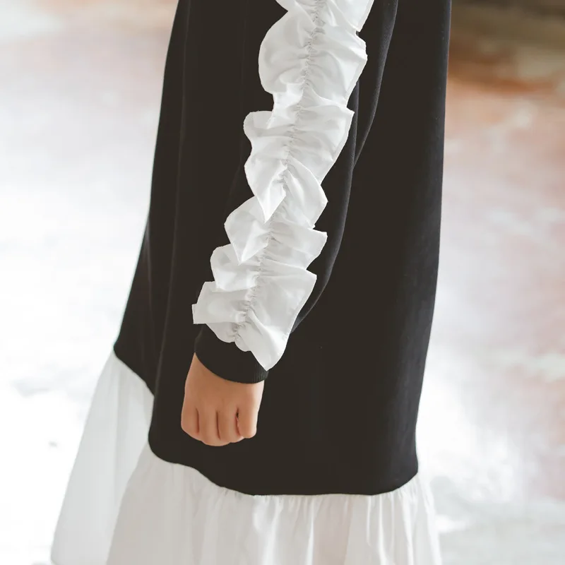 Повседневное осенне-зимнее яркое хлопковое платье с оборками и длинными