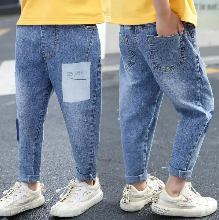 

Детские джинсы для мальчиков, джинсы с нашивкой и буквенным принтом, Детские повседневные брюки, новые детские брюки в стиле ретро