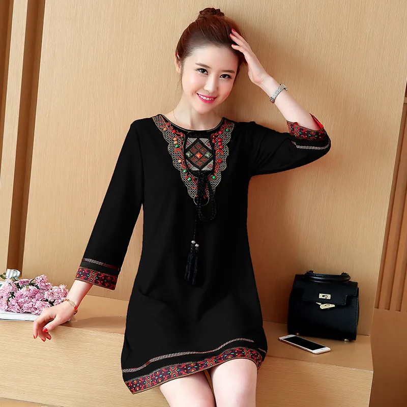 Женское винтажное платье с вышивкой этническое красное круглым вырезом и