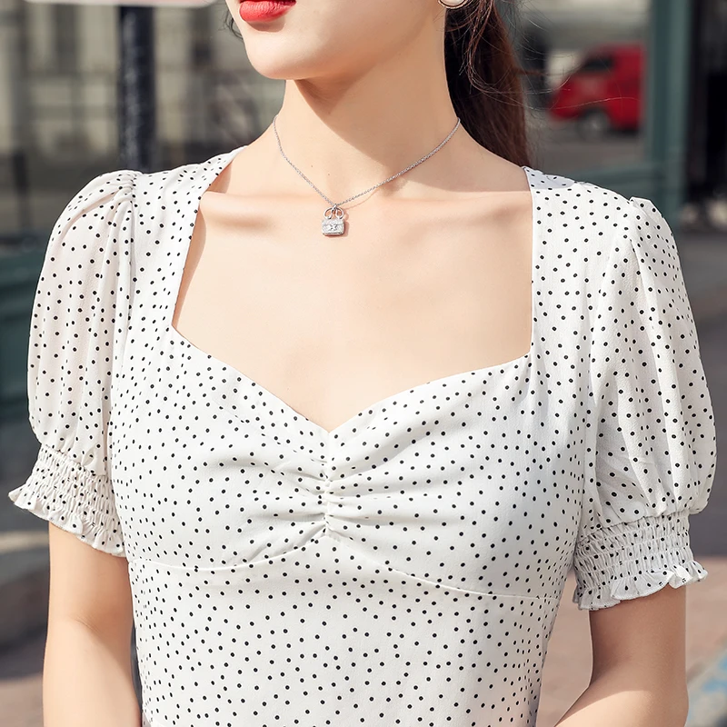 Белое платье в горошек с высокой талией элегантное облегающее для женщин размера