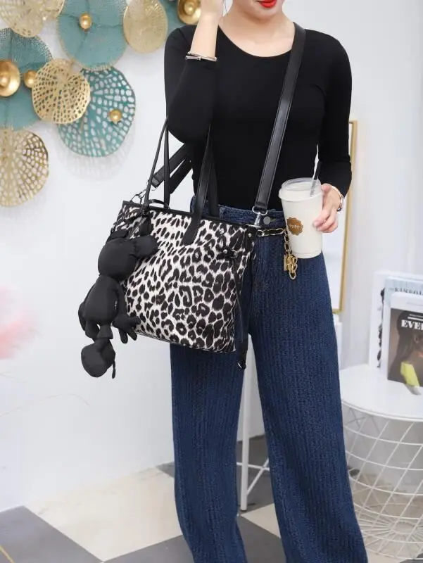 

The Same Leopard Print Large Capacity One-shouldered Armpit Tote Bag For Women's Fashion Handbag Shopping Bag