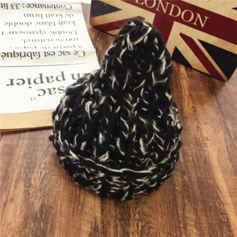 Вязаная Шапка-бини треугольная разных цветов с толстой нитью ручной работы