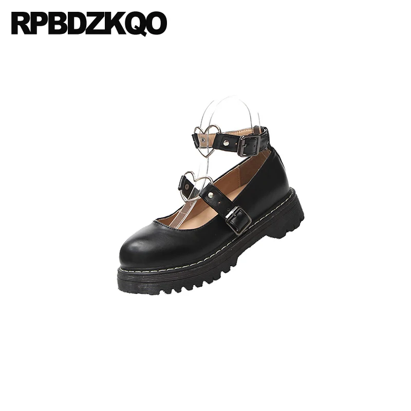 Женские туфли на плоской подошве с круглым носком металлическим ремешком