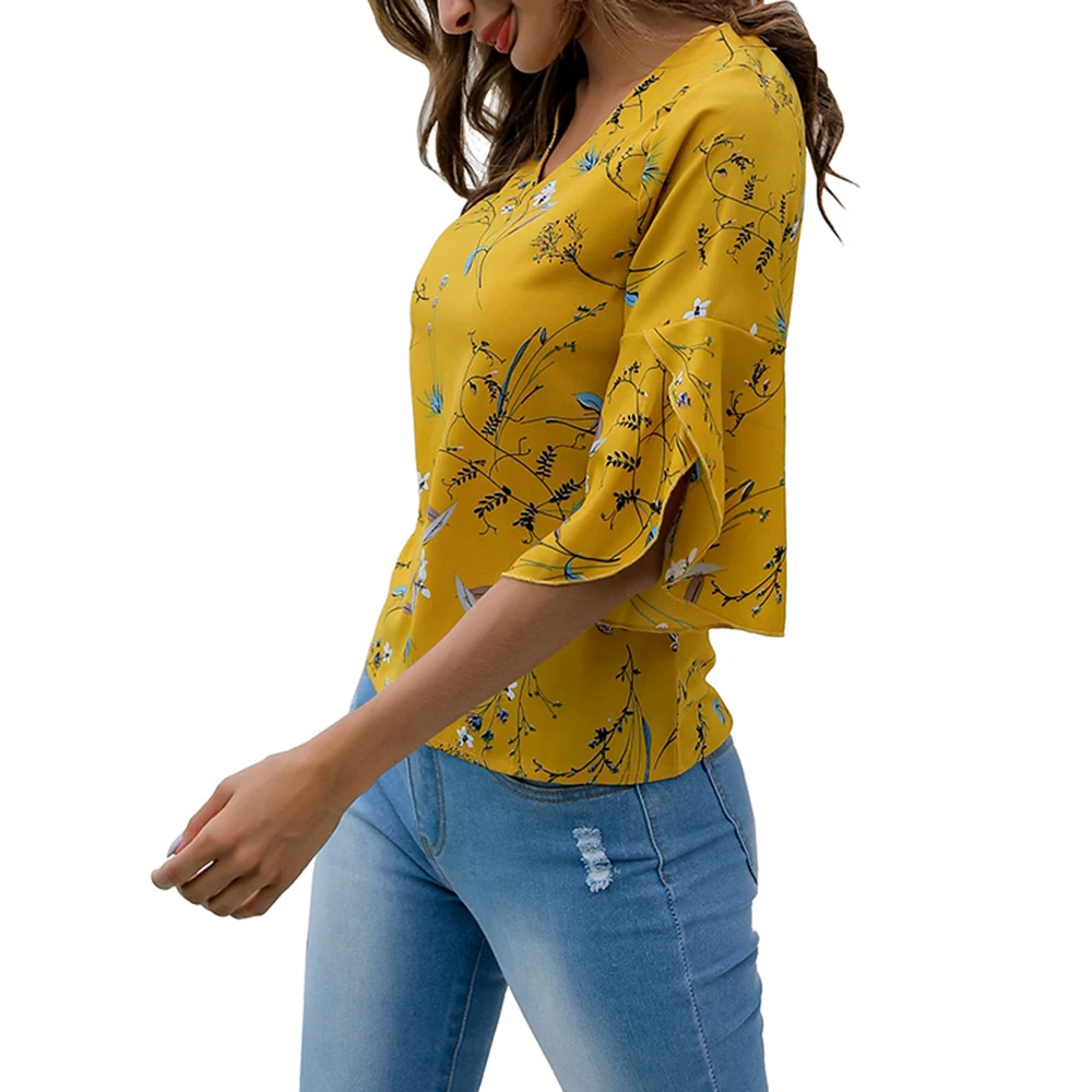 Женская футболка с маленьким цветочным принтом Расклешенным рукавом и разрезом