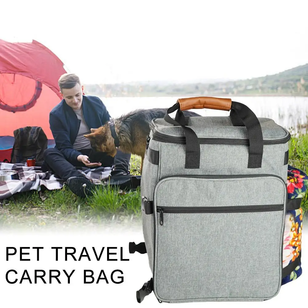 Сумка для перевозки домашних животных с набором для хранения игрушек и одним контейнером для корма.