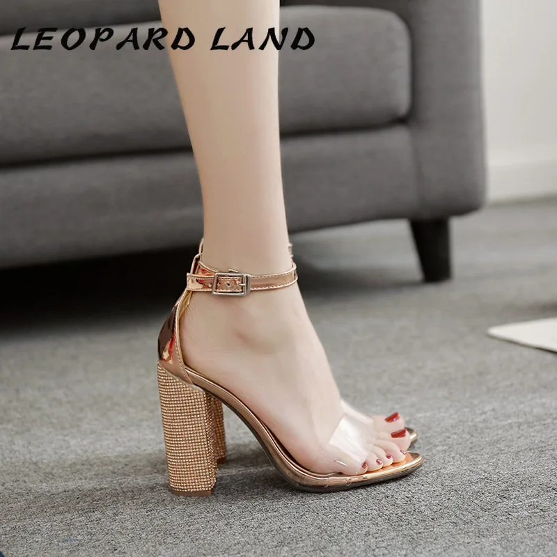 Женские сандалии на квадратном каблуке с леопардовым принтом Новинка 2019 года