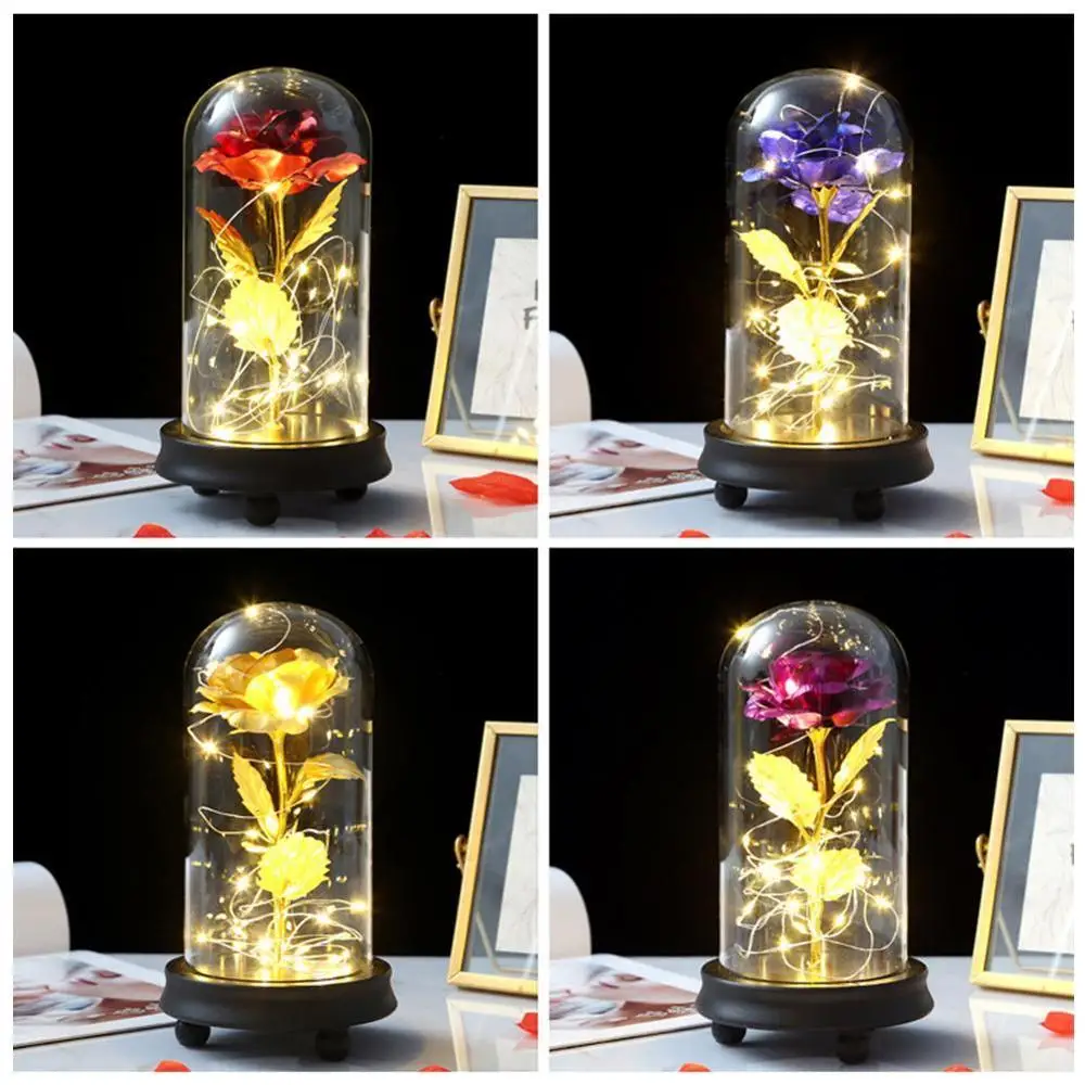 Несколько цветов красная роза в стеклянном куполе на деревянной основе для