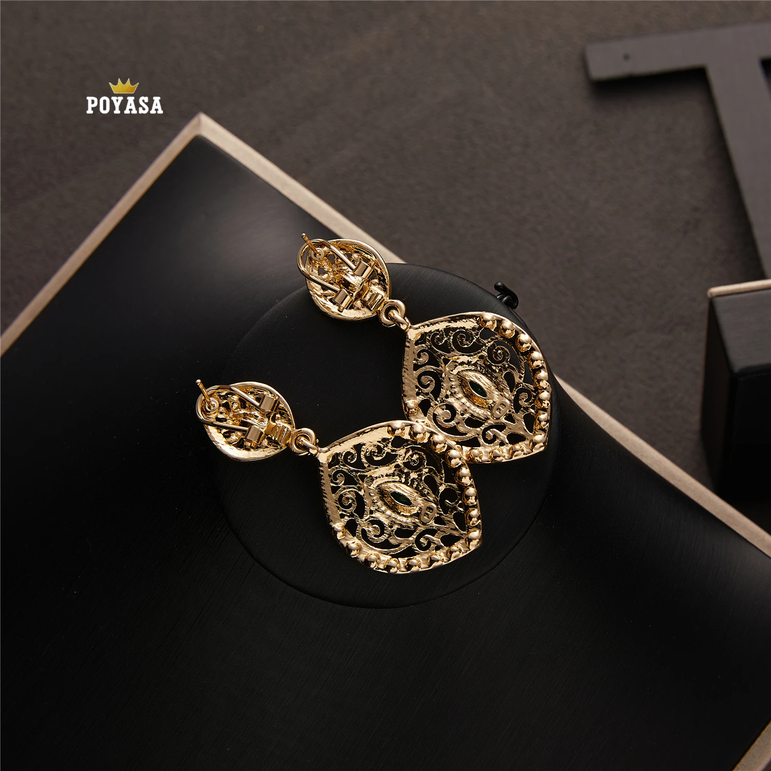 Серьги золотого цвета с красным и зеленым камнем модные ювелирные изделия серьги