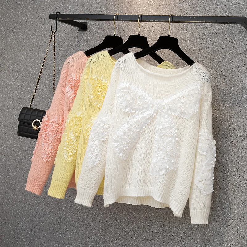 

Женский осенний свитер с аппликацией и бантом