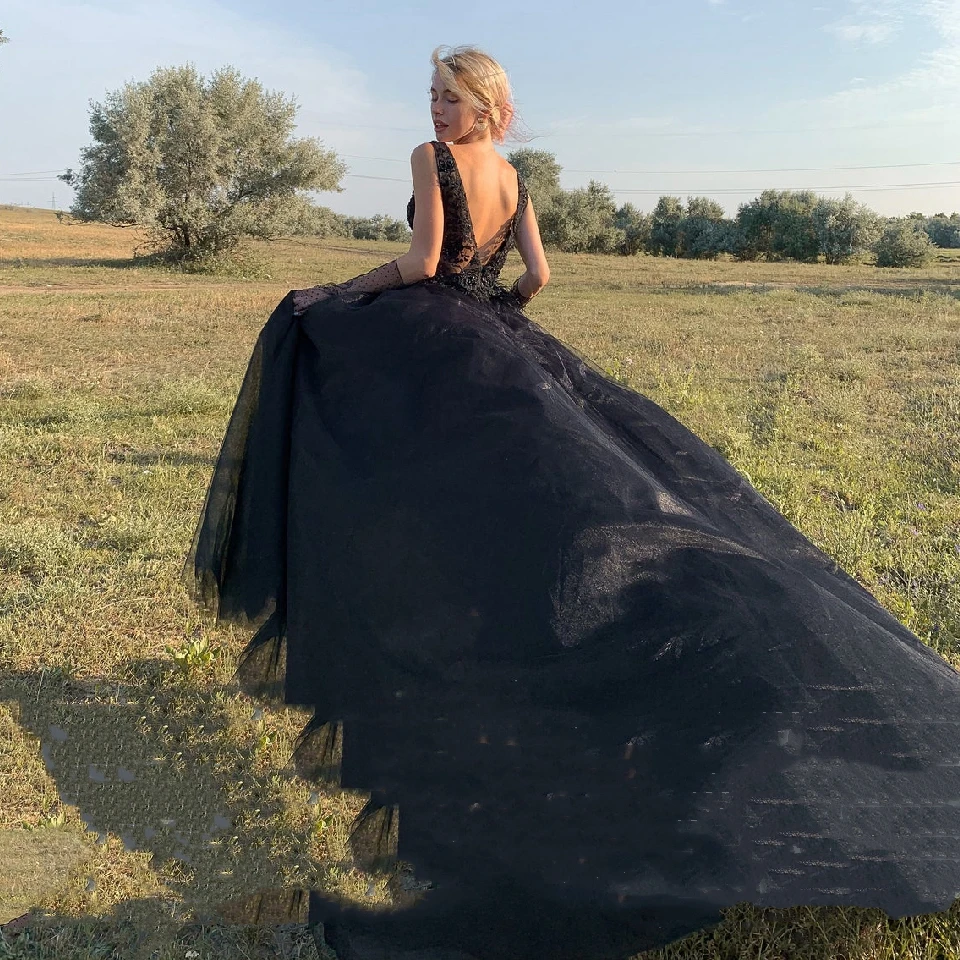 

Shwaepepty Vintage Black Wedding Dresses A Line Deep V Neck Appliques Feather Lace Top Beading Split 2021 Charming Bridal Gowns