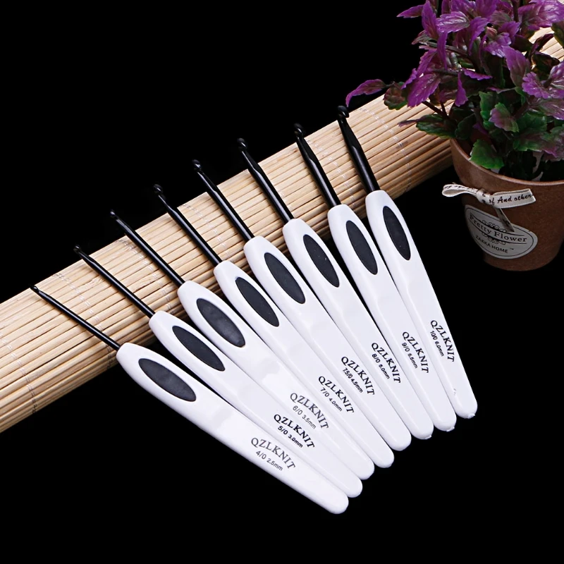 

8 Size Crochet Hook Sewing Knitting Needle Set Plastic Grip Handle Loom Tool 87HB