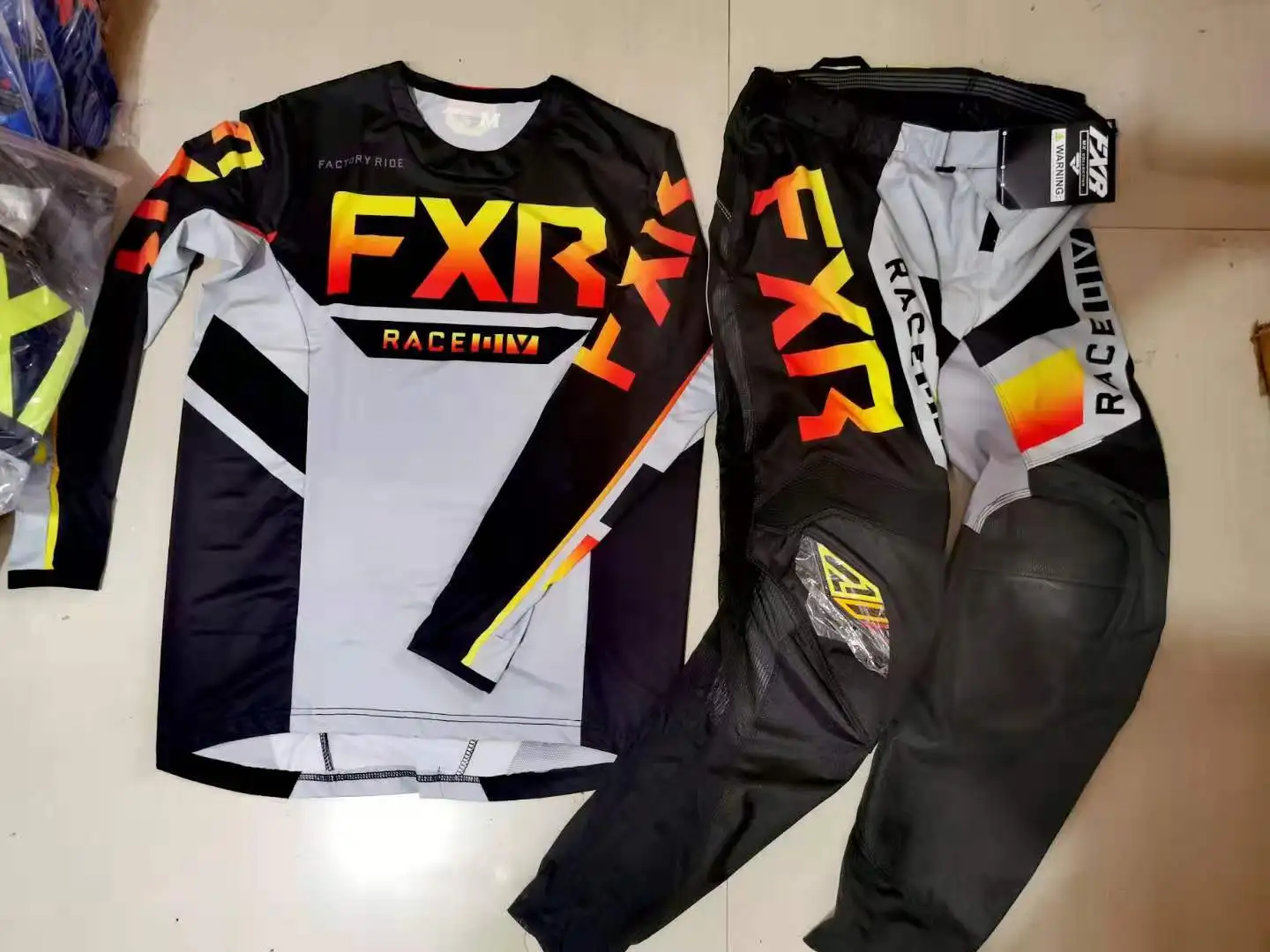 Велосипедный комплект новейшего стиля на 2021 год. Многоцветный велосипедный