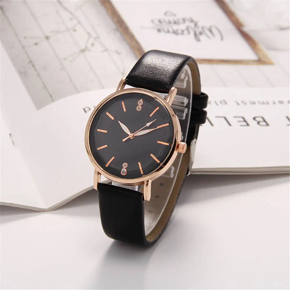 Простые женские кожаные часы кварцевые из розового золота чехол с бриллиантами