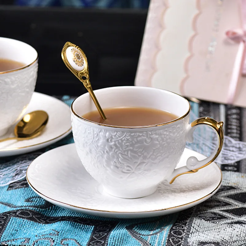 

Набор из керамической кофейной кружки и блюдца с ложкой, чашки для чая с цветами и золотым тиснением, легкая Роскошная Изысканная чашка для ...