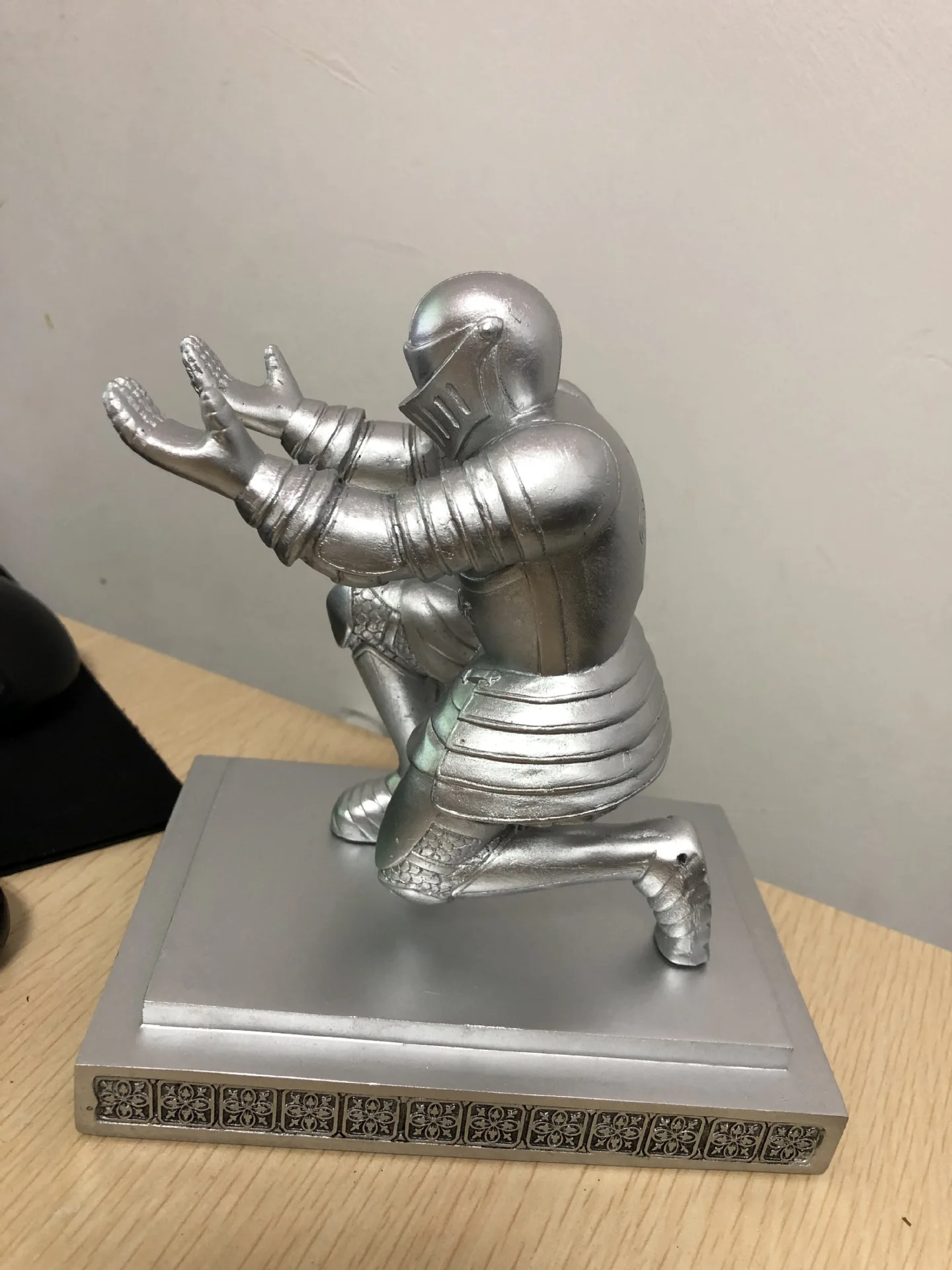 Держатель для ручек в средневековом рыцарском стиле подарок рабочего стола