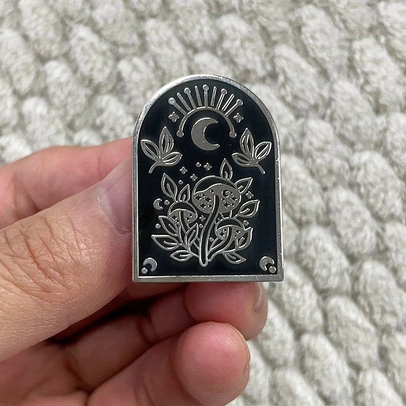 Мистический полумесяц Луна и грибы Эмаль Булавка Волшебные звезды Небесный арт