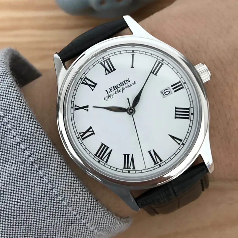 

39.5mm Simple Classic Roman Dial Wild Sapphire Mirror Real Leather Strap Waterproof Calendar Stainless Steel Mens Quartz Watch