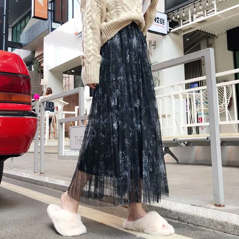 

The new elastic waist thin mid-length pleated ink printing and dyeing mesh skirt
