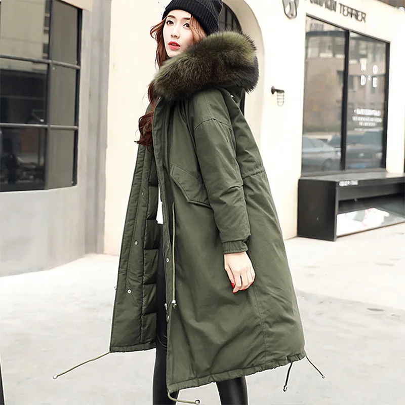 Женская куртка на белом утином пуху с капюшоном из натурального меха енота |