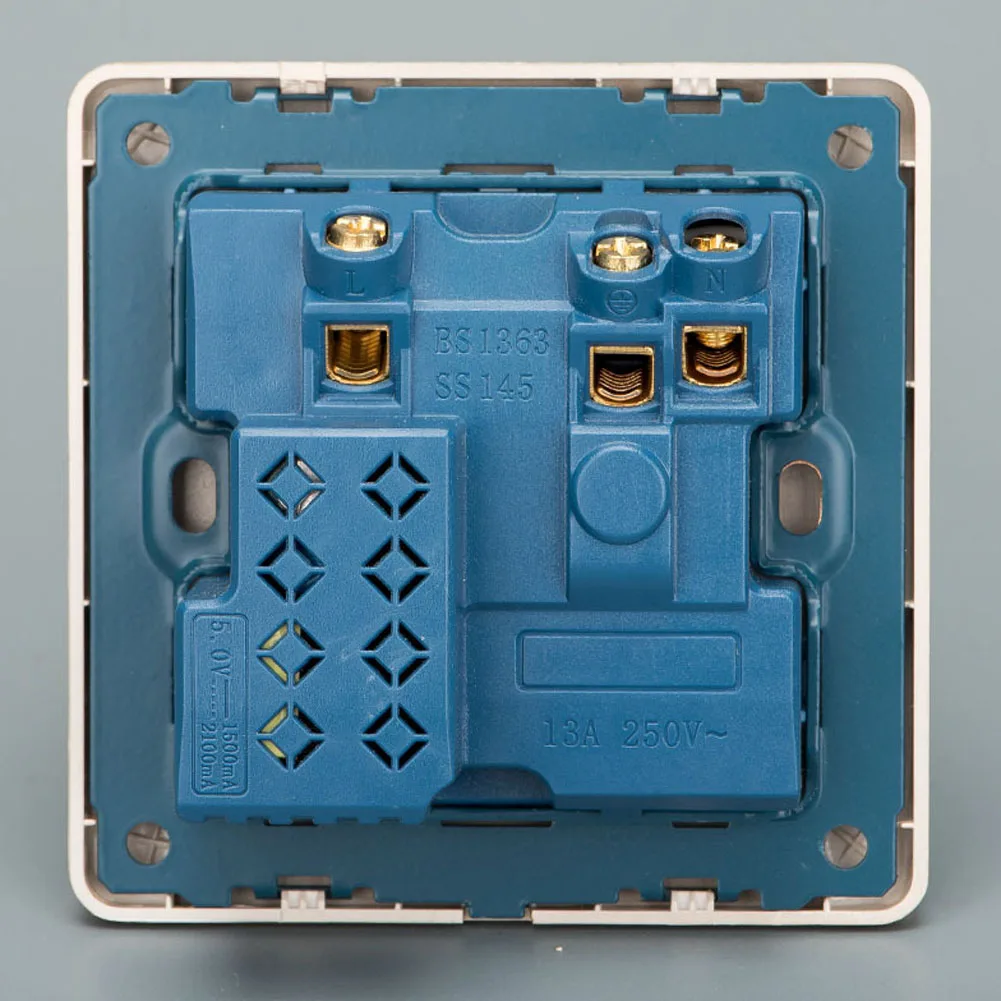 Розетка сетевая 13A с светодиодный USB-портами и светодиодным индикатором на 1 А |