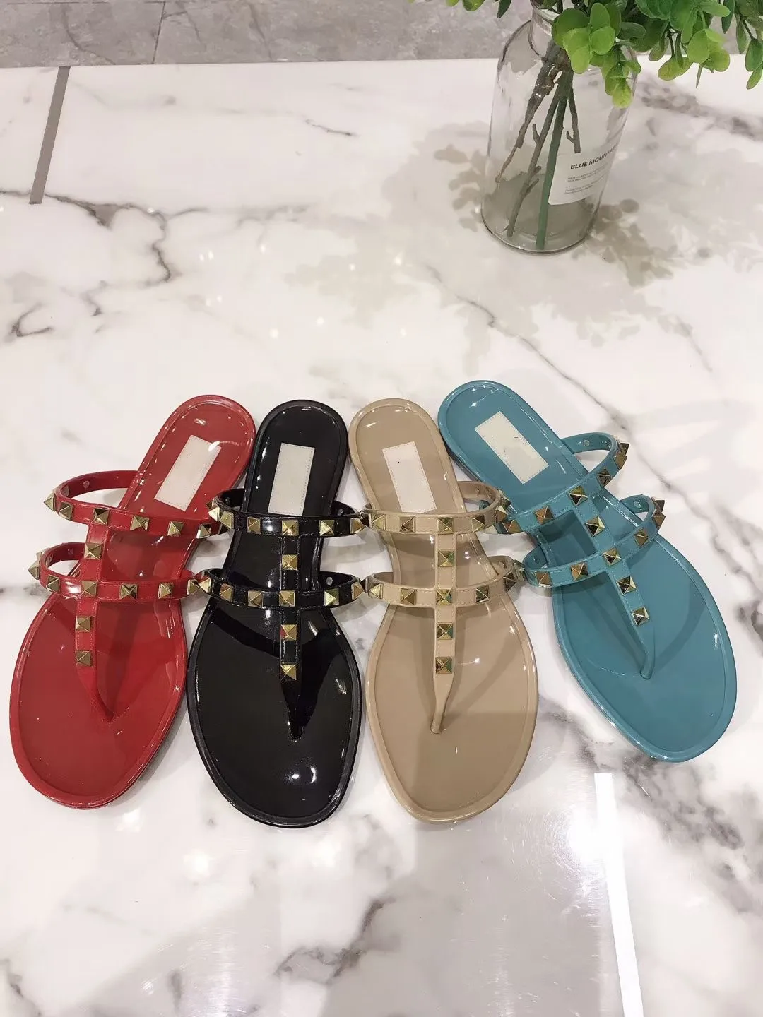 

2021 Summer New V Flat Beach Shoes Women Seaside Jelly Shoes Non-slip Rivets Studs Flat Sandals with V Dust Bag