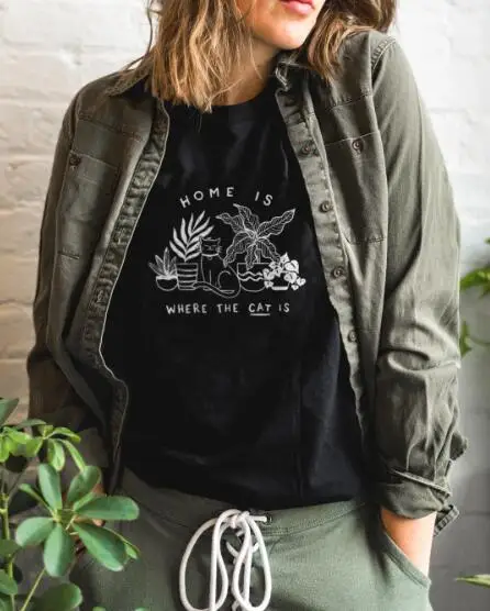 

Футболка с надписью «Home is The Cat is»