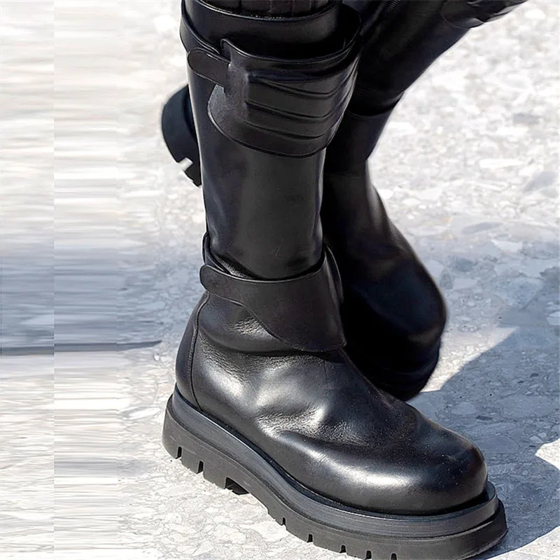 Женские кожаные сапоги до колена черные военные на массивной подошве