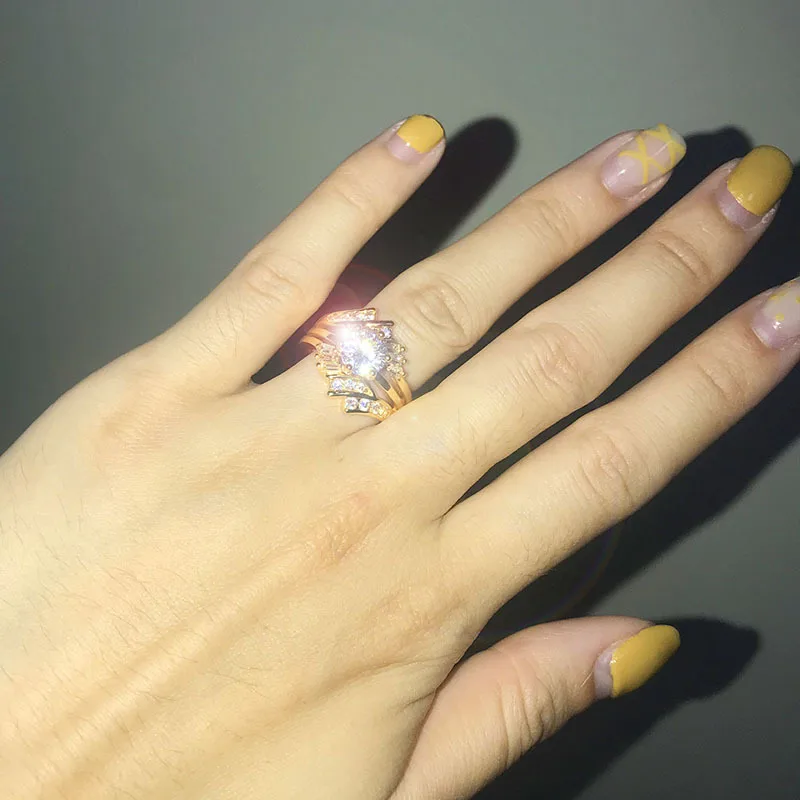 Женское кольцо с цирконом золотистого цвета | Украшения и аксессуары