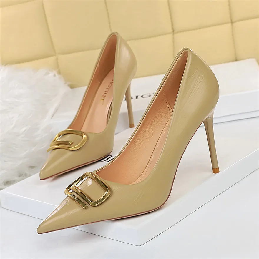 

2023 New Metal Buckle Fashion High Heels Shoes Women Pumps Pointy Toe Soft Leather Female Wedding Dress Shoes Red Black Shallow
