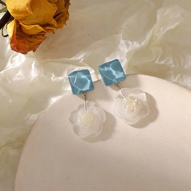 

Korean Simple White Transparent Flower Drop Earrings For Females 2021 New Fashion Jewelry pendientes Wholesale