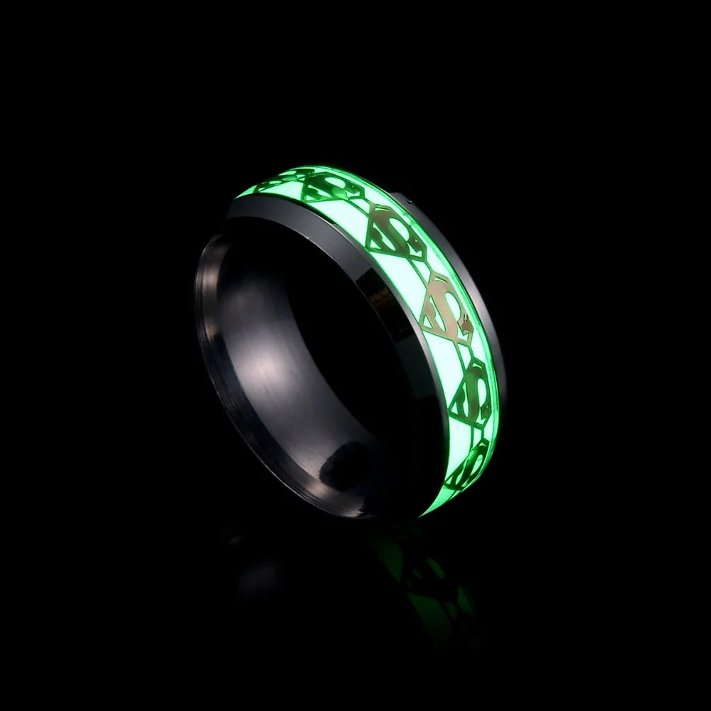 Светящееся кольцо с золотым Суперменом S письмо темно-инкрустация зеленый фон