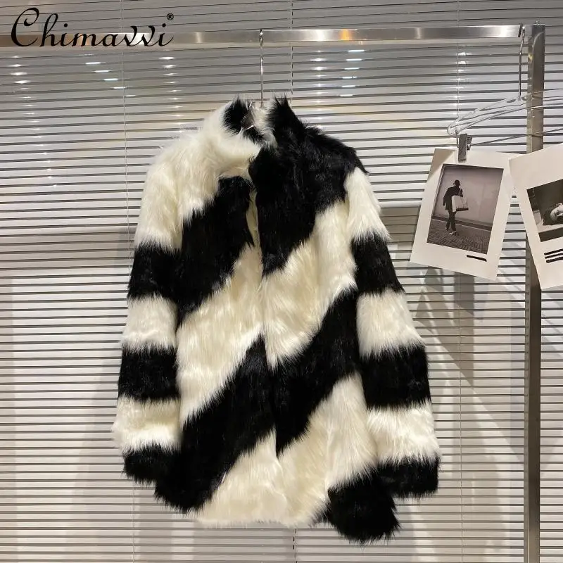 

Женская зимняя одежда 2021, модное меховое черно-белое теплое пальто средней длины в диагональную полоску, свободные облегающие элегантные т...