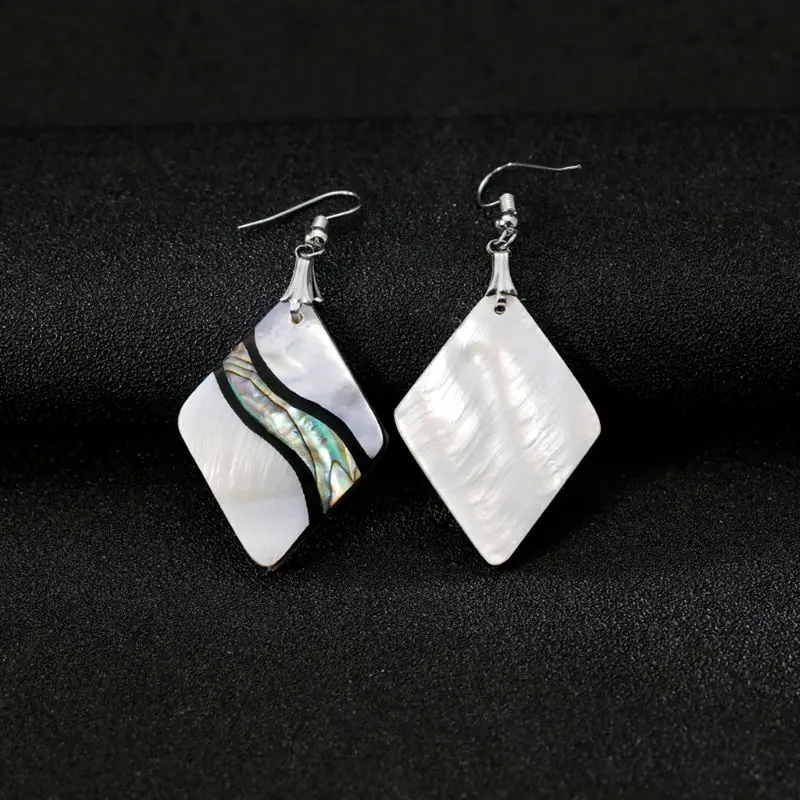 

Женский кулон в виде ракушки с геометрическим рисунком