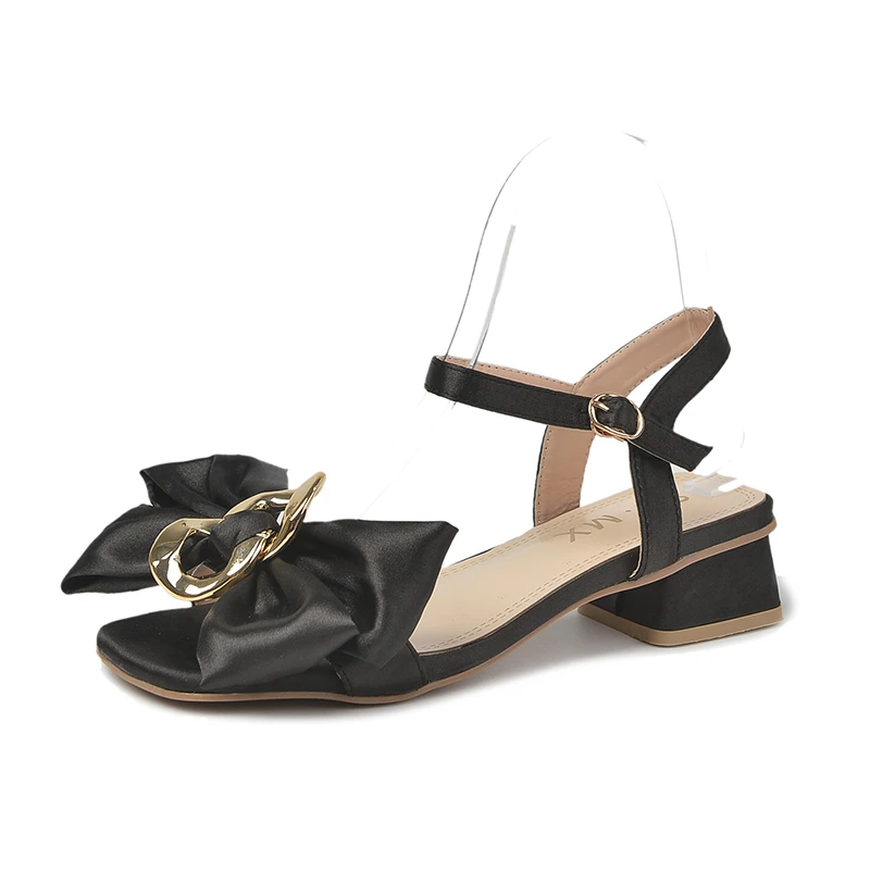 

Женские босоножки с ремешком на щиколотке на среднем каблуке