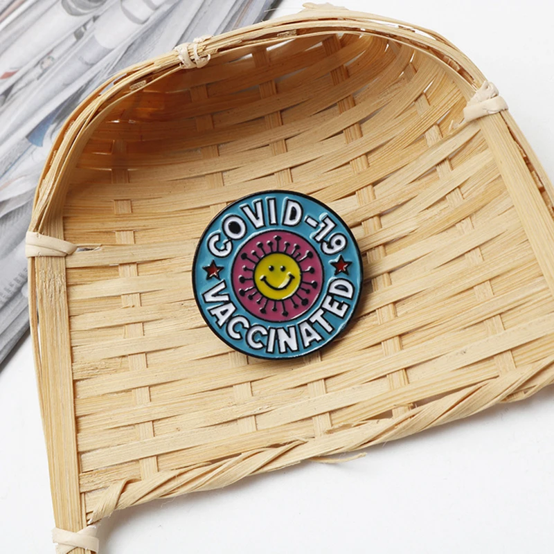 

Creative Medical Pin Multicolor Enamel Brooches Cartoon Syringe Round" VACCINATED " Badge Lapel Pins Accessory Friends Gifts