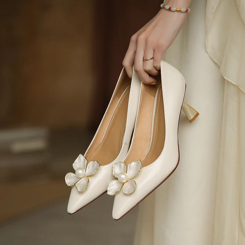 

A big flower Women Shoes Natural Leather pumps Pointed toe high heels Sheepskin/Sheep Suede Full leather inside and outside